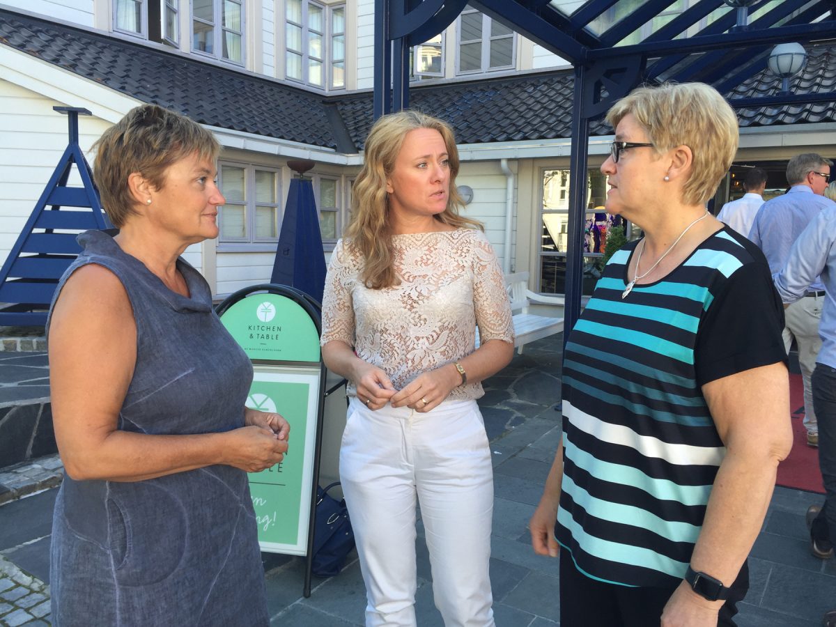 Stortingsrepresentant Rigmor Aasrud, arbeids- og sosialminister Anniken Hauglie og YS-leder Jorunn Berland står på gata i Arendal og diskuterer. 