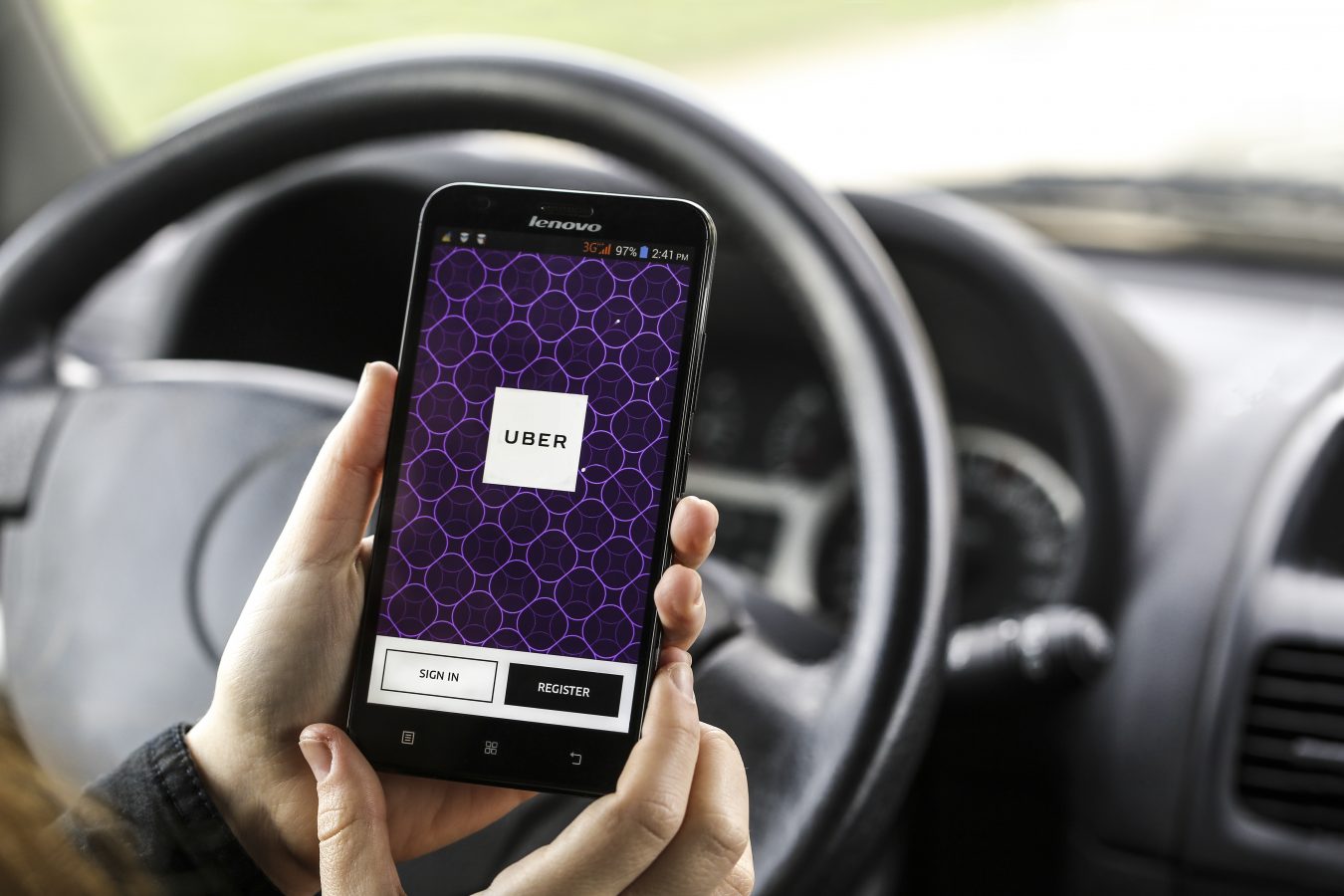 Nærbilde av en ugjenkjennelig kvinne med en telefon i hånda med appen til Uber. Foto: Istock