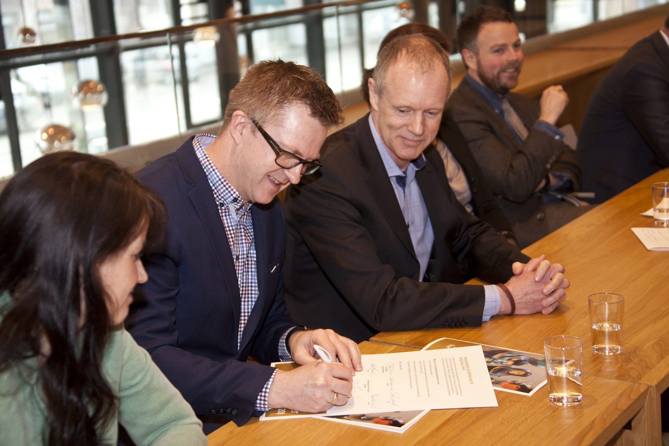 YS 2. nestleder, Hans-Erik Skjæggerud, signerer den nye samfunnskontrakten,  sammen med representanter for Kunnskapsdepartementet, Kommunal- og moderniseringsdepartementet og de andre partene i arbeidslivet.