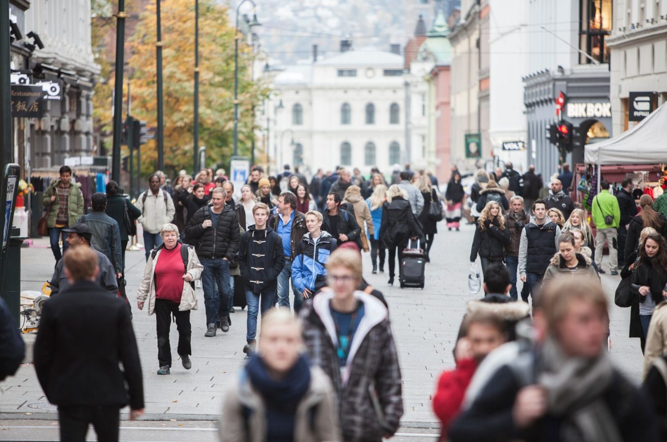 Folk som går på Karl Johan. Foto: Erik Norrud