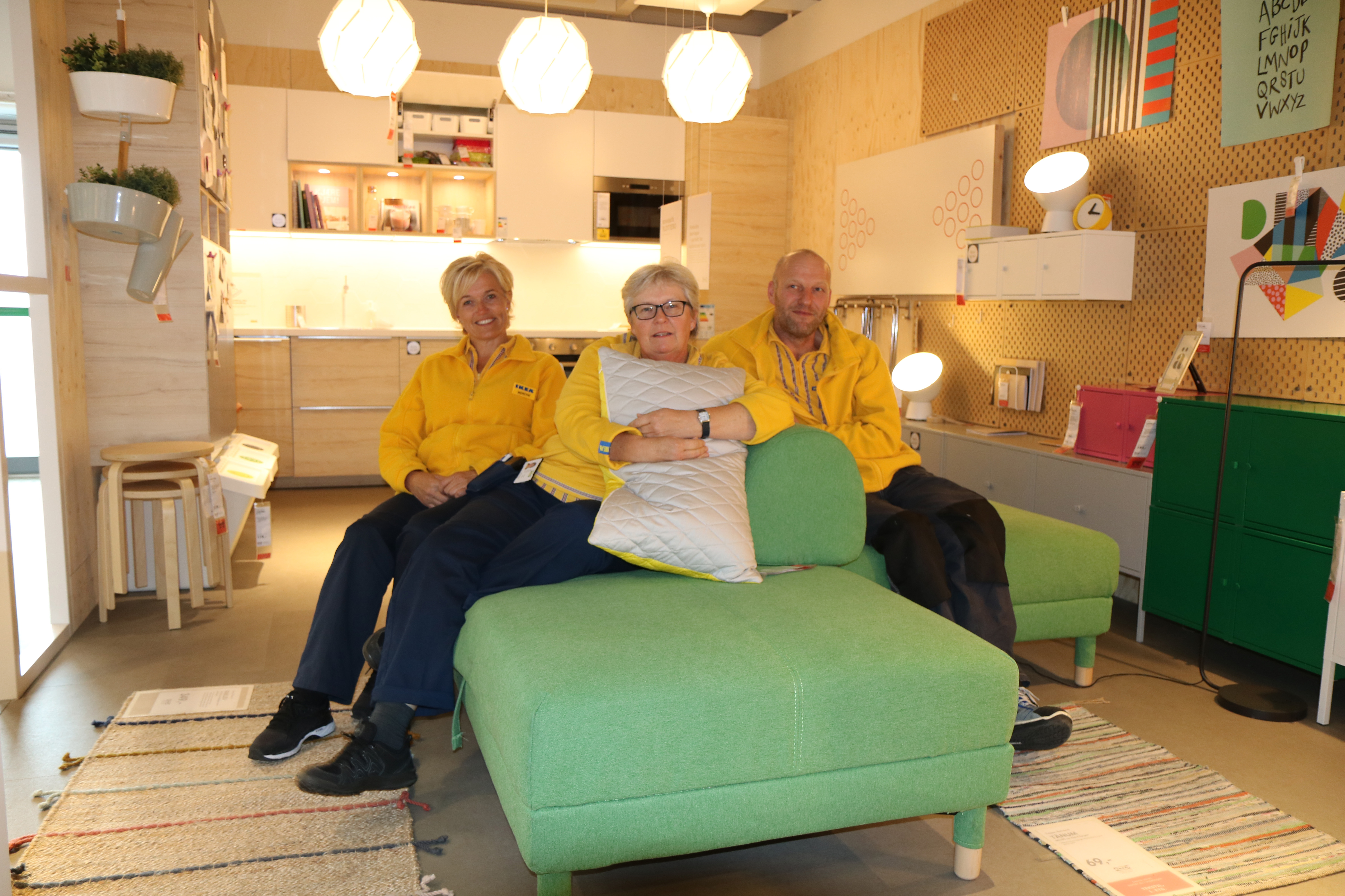 Fra venstre Merethe Konningen, HR-sjef på IKEA Sørlandet og de tillitsvalgte Bente Velken og Tor Halvor Hørthe i en grønn sofa i utstillingen til IKEA..